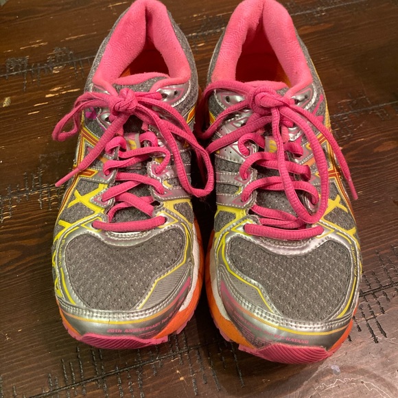 ASICS running shoes - Picture 3 of 9